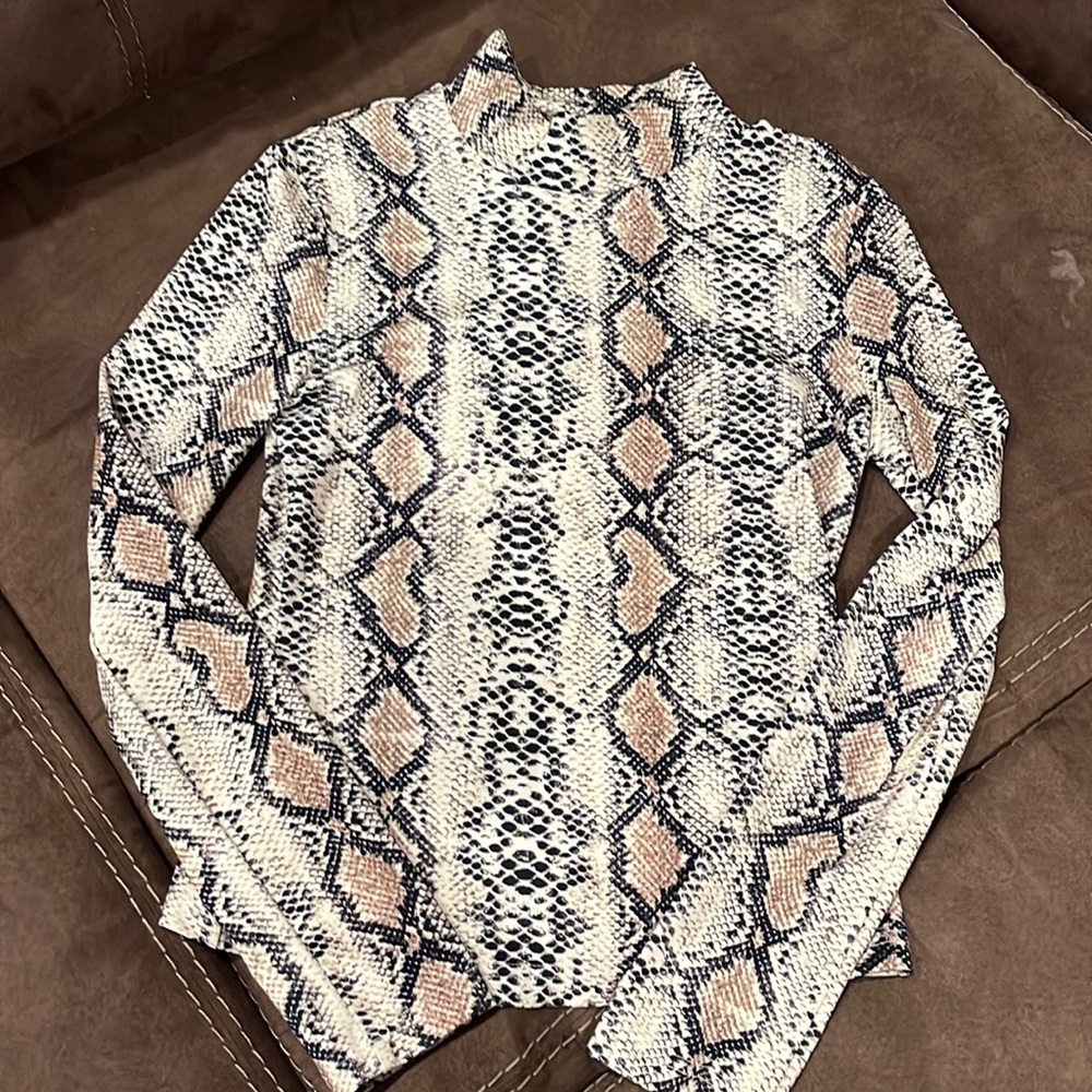 Long sleeve stretchy snake skin top